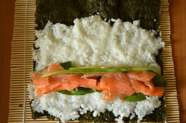 Zdjęcie - Sushi ze  szpinakiem - Przepisy kulinarne ze zdjęciami