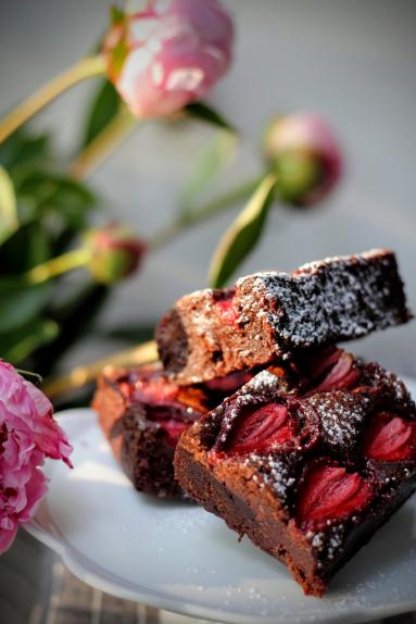 Zdjęcie - Brownie z truskawkami - Przepisy kulinarne ze zdjęciami