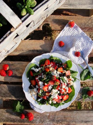 Zdjęcie - Sałatka ze szpinakiem, truskawkami i arbuzem - Przepisy kulinarne ze zdjęciami