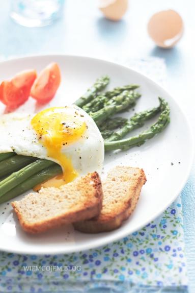 Zdjęcie - Szparagi z jajkiem sadzonym - Przepisy kulinarne ze zdjęciami