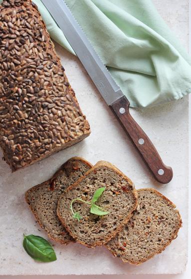 Zdjęcie - Chleb żytni na zakwasie z pesto i suszonymi pomidorami - Przepisy kulinarne ze zdjęciami