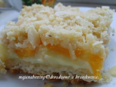 Zdjęcie - Ciasto drożdżowe z brzoskwiniami i kruszonką   - Przepisy kulinarne ze zdjęciami