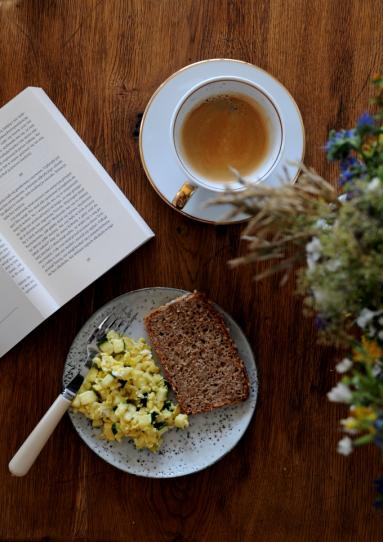 Zdjęcie - Śniadanie do łóżka #214: Jajecznica z cukinią i parmezanem - Przepisy kulinarne ze zdjęciami