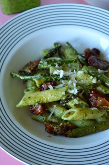 Zdjęcie - Makaron z pesto, szparagami i suszonymi  pomidorami - Przepisy kulinarne ze zdjęciami