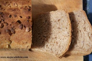 Zdjęcie - Razowiak- chleb z maki razowej z nasionami - Przepisy kulinarne ze zdjęciami