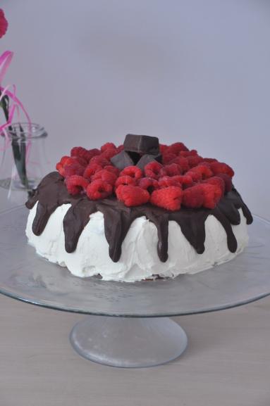 Zdjęcie - Mocno czekoladowy bezglutenowy tort z orzechami laskowymi - Przepisy kulinarne ze zdjęciami