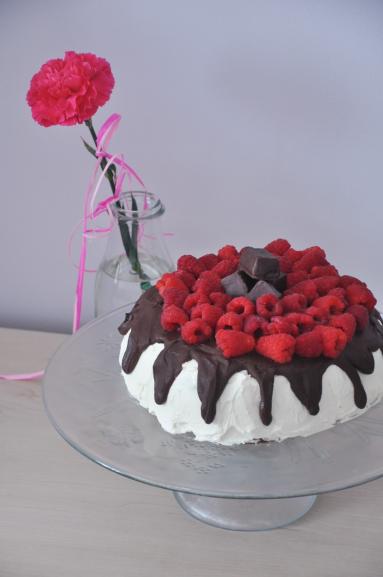 Zdjęcie - Mocno czekoladowy bezglutenowy tort z orzechami laskowymi - Przepisy kulinarne ze zdjęciami