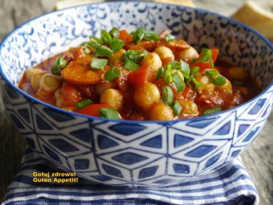 Zdjęcie - Ciecierzyca z pomidorami i chorizo - Przepisy kulinarne ze zdjęciami
