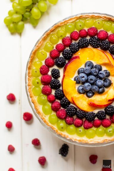 Zdjęcie - Tarta z kremem waniliowym, owocami lata i galaretką z białego wina - Przepisy kulinarne ze zdjęciami