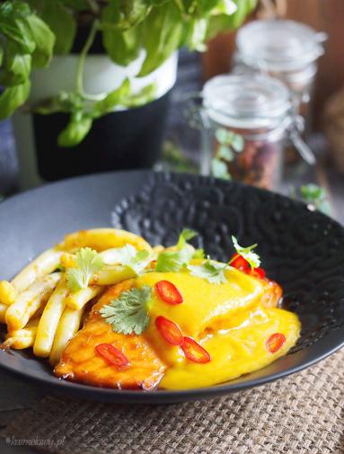 Zdjęcie - Łosoś z sosem z mango / Roasted salmon with mango sauce - Przepisy kulinarne ze zdjęciami