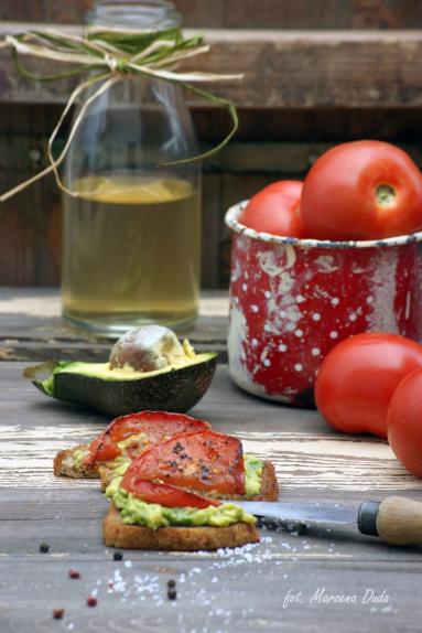 Zdjęcie - Crostini z avocado i pieczonym pomidorem - Przepisy kulinarne ze zdjęciami