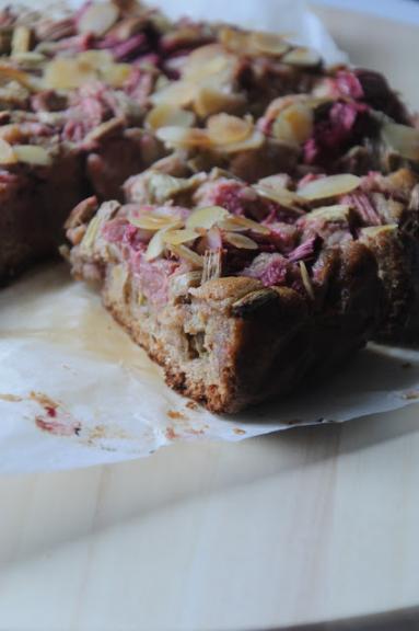 Zdjęcie - Pełnoziarniste ciasto z rabarbarem i migdałami (Rabarberkaka) - Przepisy kulinarne ze zdjęciami