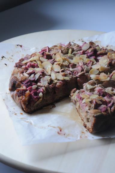 Zdjęcie - Pełnoziarniste ciasto z rabarbarem i migdałami (Rabarberkaka) - Przepisy kulinarne ze zdjęciami