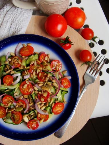 Zdjęcie - Sałatka z cukinii z pomidorkami - Przepisy kulinarne ze zdjęciami