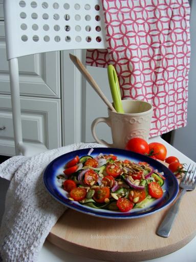 Zdjęcie - Sałatka z cukinii z pomidorkami - Przepisy kulinarne ze zdjęciami