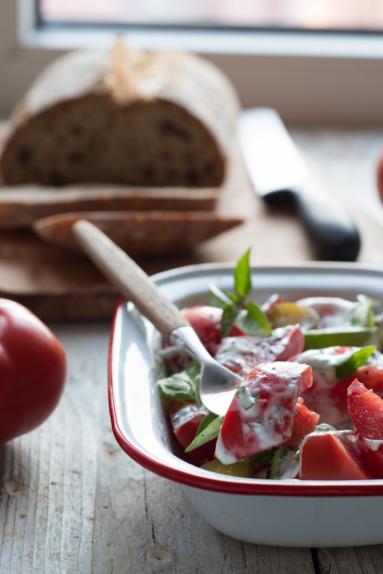 Zdjęcie - Letnia sałatka z pomidorów - Przepisy kulinarne ze zdjęciami