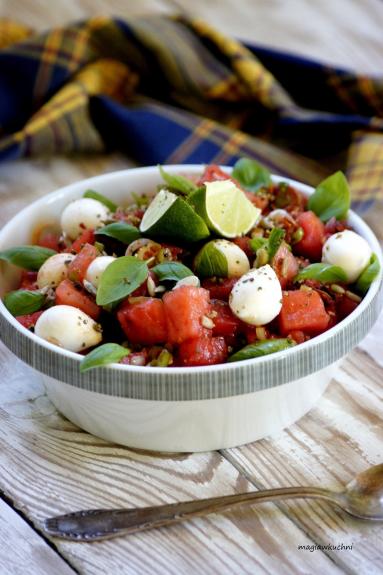 Zdjęcie - Sałatka z arbuza i suszonymi pomidorami - Przepisy kulinarne ze zdjęciami