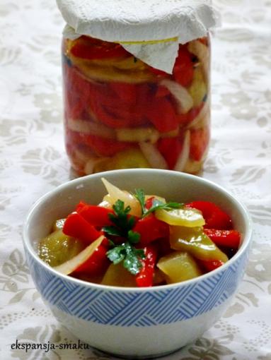 Zdjęcie - Sałatka z ogórków i marchewki w oleju przetwory na zimę - Przepisy kulinarne ze zdjęciami