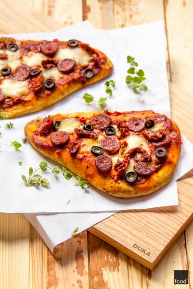 Zdjęcie - Ekspresowa pizza z chlebków naan z mozzarellą i chorizo - Przepisy kulinarne ze zdjęciami