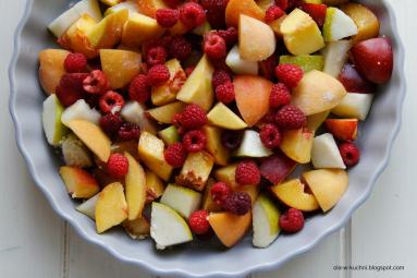 Zdjęcie - Crumble z brzoskwiniami, gruszkami i malinami - Przepisy kulinarne ze zdjęciami