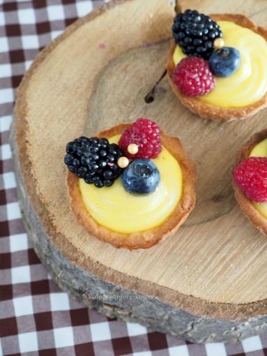 Zdjęcie - Tartaletki z kremem patissiere i owocami - Przepisy kulinarne ze zdjęciami