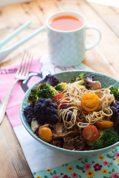 Zdjęcie - Chiński makaron z kolorowymi warzywami - Przepisy kulinarne ze zdjęciami