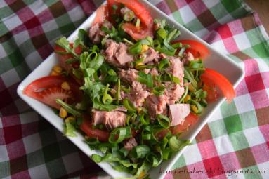 Zdjęcie - Sałatka z tuńczykiem, rukolą, pomidorem i kukurydzą - Przepisy kulinarne ze zdjęciami