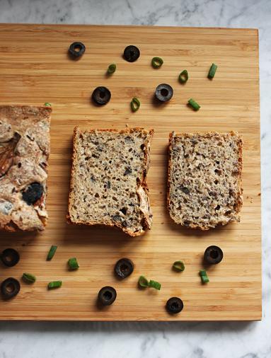 Zdjęcie - Chleb na zakwasie z oliwkami i miodem - Przepisy kulinarne ze zdjęciami