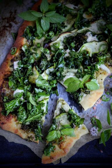 Zdjęcie - Pizza zielona, z jarmużem i cukinią - Przepisy kulinarne ze zdjęciami