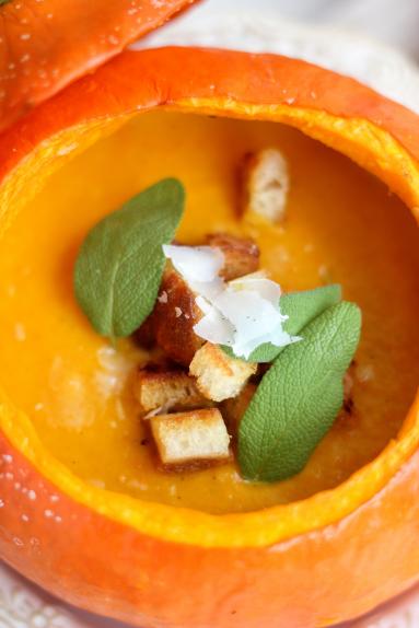 Zdjęcie - Zupa dyniowa z szałwią, parmezanem i grzankami - Przepisy kulinarne ze zdjęciami