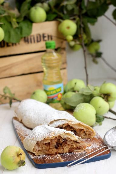 Zdjęcie - Strudel z jabłkami i orzechami - Przepisy kulinarne ze zdjęciami