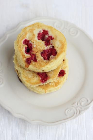 Zdjęcie - Pancakes z malinami i jogurtem - Przepisy kulinarne ze zdjęciami