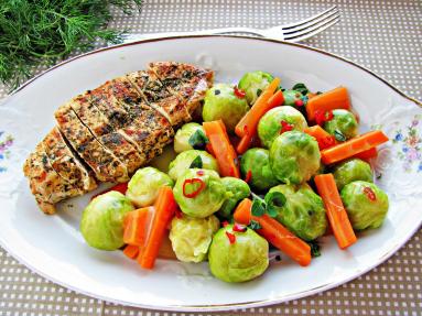 Zdjęcie - Aromatyczne piersi z kurczaka z warzywami - Przepisy kulinarne ze zdjęciami