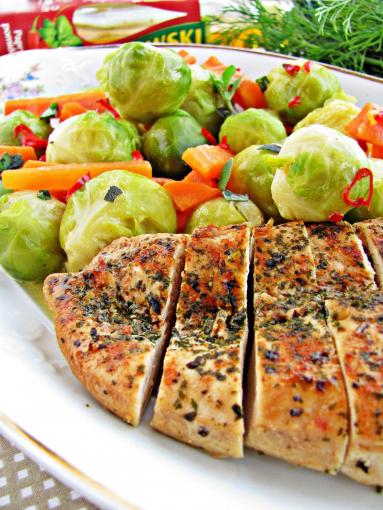 Zdjęcie - Aromatyczne piersi z kurczaka z warzywami - Przepisy kulinarne ze zdjęciami