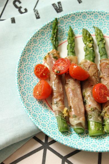 Zdjęcie - Zapiekane szparagi w szynce parmeńskiej - Przepisy kulinarne ze zdjęciami