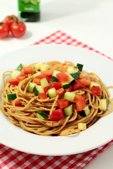 Zdjęcie - Spaghetti z pesto z suszonych pomidorów i warzywami - Przepisy kulinarne ze zdjęciami