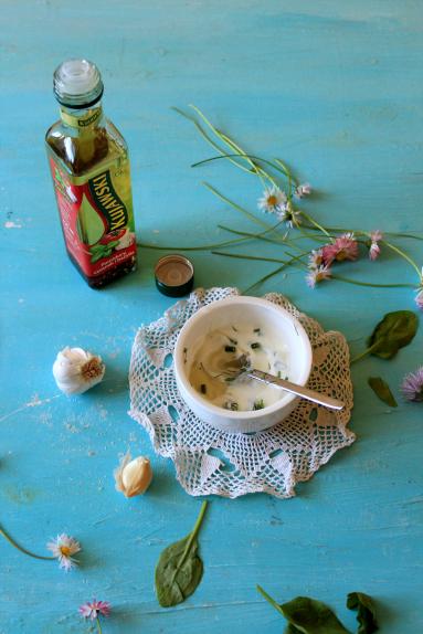 Zdjęcie - Sałatka z boczkiem, jajkiem, młodymi ziemniaczkami i sosem czosnkowo-ziołowym - Przepisy kulinarne ze zdjęciami