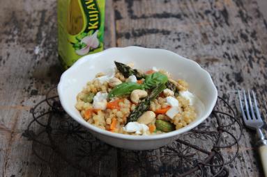 Zdjęcie - Kaszotto pęczakowe ze szparagami, kozim serem, orzechami i świeżymi ziołami - Przepisy kulinarne ze zdjęciami