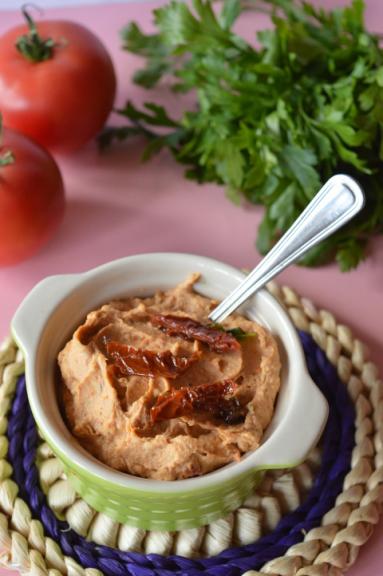 Zdjęcie - Hummus z suszonymi  pomidorami - Przepisy kulinarne ze zdjęciami