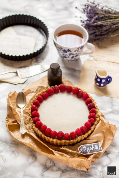 Zdjęcie - Fit tarta bez pieczenia z musem malinowym i białą czekoladą z kokosa - Przepisy kulinarne ze zdjęciami