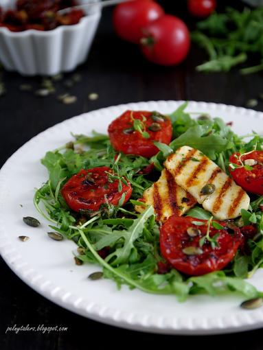 Zdjęcie - Sałatka z grillowanych pomidorów i rukoli z  serem halloumi - Przepisy kulinarne ze zdjęciami