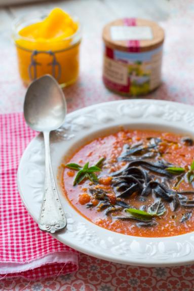 Zdjęcie - Zupa pomidorowa z dynią ( i czarnym makaronem ;) ) - Przepisy kulinarne ze zdjęciami