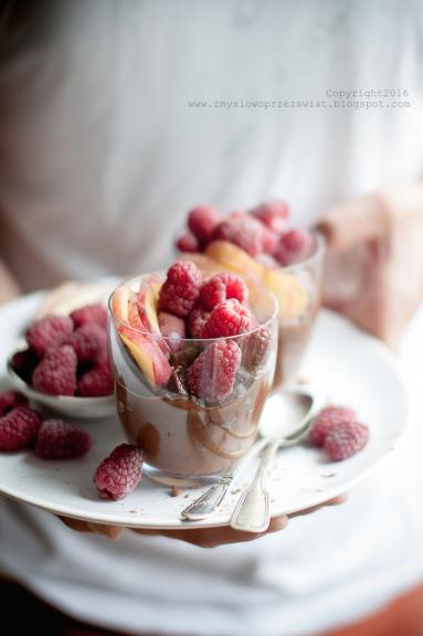Zdjęcie - Zdrowy mus czekoladowy z letnimi owocami (Healthy chocolate mousse with summer fruits). - Przepisy kulinarne ze zdjęciami