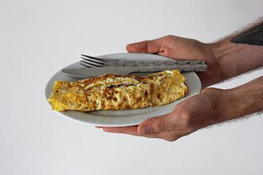 Zdjęcie - Śniadanie do łóżka #222: Omlet francuski z pomidorem, musztardą, kaparami i cheddarem - Przepisy kulinarne ze zdjęciami