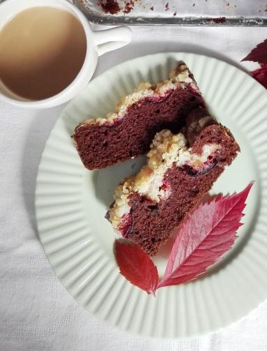 Zdjęcie - Czekoladowe ciasto ze śliwkami i białą kruszonką - Przepisy kulinarne ze zdjęciami