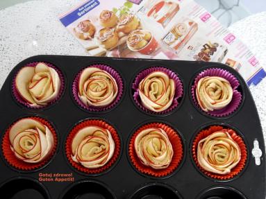 Zdjęcie - Róże z ciasta francuskiego i jabłek - Przepisy kulinarne ze zdjęciami