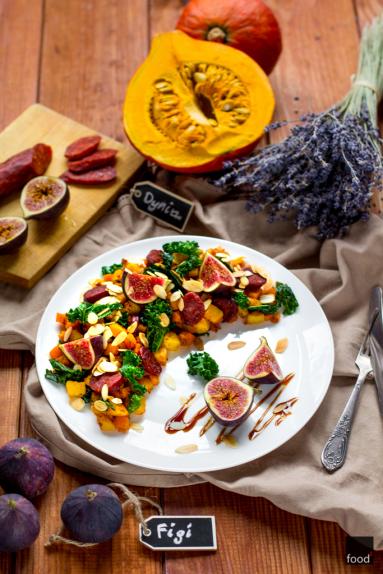 Zdjęcie - Jesienna sałatka na ciepło z dynią, jarmużem, figami, chorizo i migdałami - Przepisy kulinarne ze zdjęciami