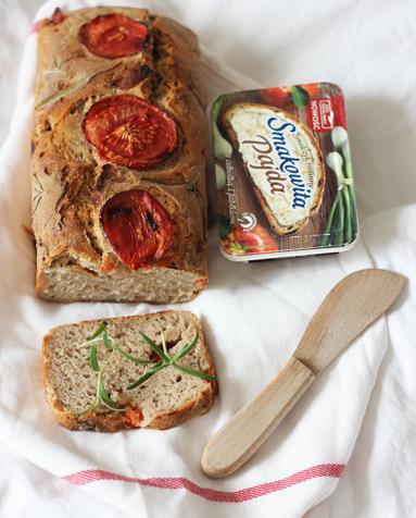 Zdjęcie - Pomidorowy chleb żytni na zakwasie - Przepisy kulinarne ze zdjęciami
