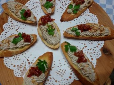Zdjęcie - Bruschetini z kremem grzybowym - Przepisy kulinarne ze zdjęciami