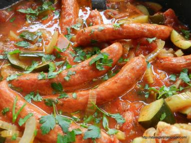 Zdjęcie - Kiełbaski z sosem z cukinii , pomidorów  i fenkuła - w wolnowarze - Przepisy kulinarne ze zdjęciami